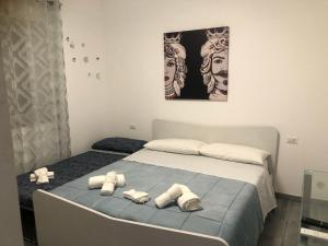 贾迪尼-纳克索斯La Ginestra的一间卧室配有一张床,上面有两条毛巾
