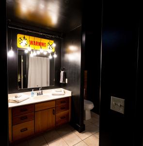 斯普林菲尔德The C-Street Archive的浴室设有水槽和带警告标志的镜子
