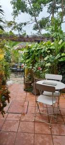 吉隆坡Preece's B & B的庭院配有桌椅和植物