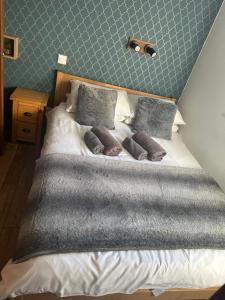 莫尔德13 St Mary's Mews的卧室内的一张带枕头的床