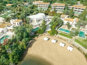 科梅诺Corfu Imperial, Grecotel Beach Luxe Resort的享有海滩房屋的空中景致