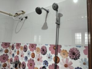 瓦尔卡拉Devi Kripa Residency的浴室里配有带2个麦克风的淋浴