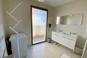 蒙彼利埃Le Sublime- Vue climatisation et parking !的带淋浴、盥洗盆和镜子的浴室