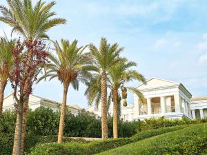 卢特拉基利尼斯Grecotel La Riviera & Aqua Park的一座棕榈树掩映的白色房子