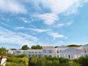 卢特拉基利尼斯Grecotel La Riviera & Aqua Park的云天下一排白色的房子