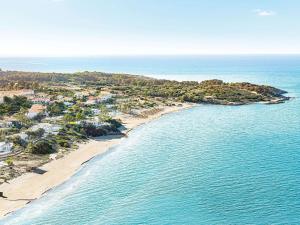 卢特拉基利尼斯Grecotel Olympia Oasis & Aqua Park的享有海滩和海洋的空中景致