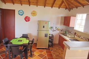 布卡拉曼加Villa Bonita的厨房配有桌子和冰箱。