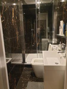 伦敦Central London property-ensuite, double and budget room的带淋浴、卫生间和盥洗盆的浴室