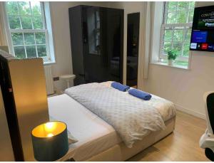 伦敦Central London property-ensuite, double and budget room的一间卧室配有一张带蜡烛的床
