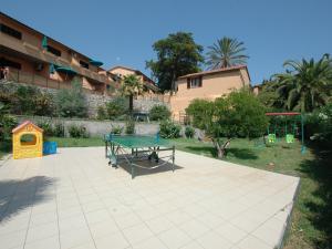 里奥内莱尔巴Rio D'Elba的乒乓球桌和院子内的游乐场