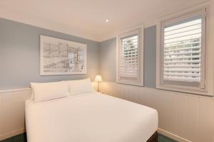 悉尼齐本德尔阿迪娜公寓酒店的卧室配有白色的床和2扇窗户。