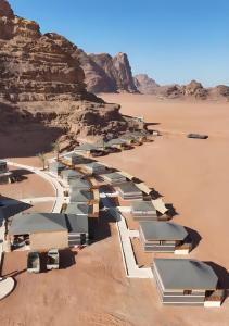 瓦迪拉姆Desert Magic Camp & Resort的帐篷享有沙漠的空中景致