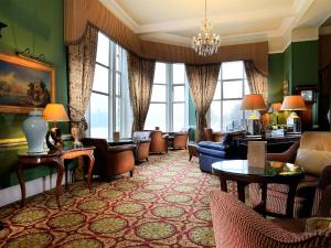 鲍内斯温德米尔麦克唐纳德老英格兰酒店&SPA的带沙发和桌子的客厅以及窗户。