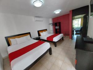 圣何塞德尔卡沃Santa Maria del Cabo的酒店客房设有两张床和电视。
