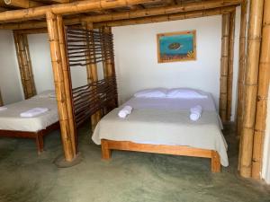 维加伊托La Cabaña del Mar Vichayito的一间卧室,配有两张床