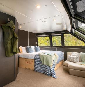 米尔福德峡湾米尔福德峡湾夜间游船 - 峡湾探险的一间卧室配有一张床和一个沙发