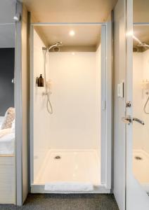 米尔福德峡湾米尔福德峡湾夜间游船 - 峡湾探险的带淋浴的浴室和玻璃门