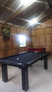皮萨拉斯Casa Sítio Campo e Mar Balneário Picarras的带台球桌的客房内的乒乓球桌