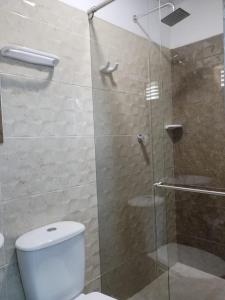 TauramenaHOTEL LA CASONA的浴室设有玻璃淋浴间和卫生间