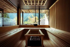 静冈UMEGASHIMA　DRIVEｰIN　＆　SAUNA　VILLA的一个带长凳和大窗户的桑拿浴室