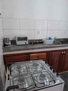 伊列乌斯Apartamento em Ilhéus的厨房旁的炉灶烤箱
