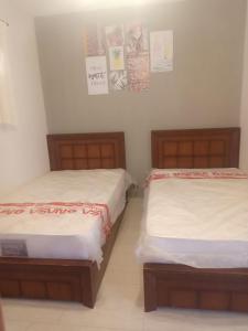 艾因苏赫纳Il monte galala -Ain El Sokhna的两张睡床彼此相邻,位于一个房间里