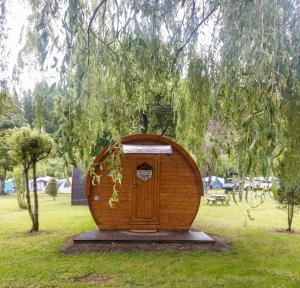 OxfordAshley Gorge Holiday Park的公园里的一个小木 ⁇ 屋
