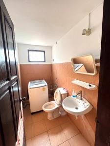 琅勃拉邦Mary’s Home Stay的一间带卫生间和水槽的浴室