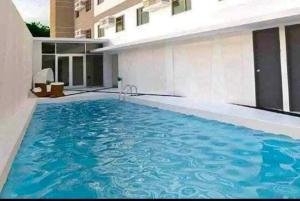宿务Kristinas Homestay- Cozy Resort Vibe Condotel的大楼前的游泳池