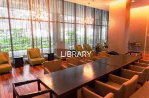 吉隆坡Regalia Exclusive Hostel的一间会议室,配有大桌子和椅子