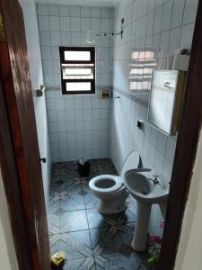 蒙加瓜Casa de praia em Mongaguá的一间带卫生间和水槽的浴室