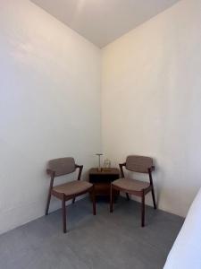 格兰岛Mamori House at Kohlarn的房间里的两张椅子和一张桌子