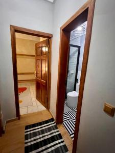 雅温得Residence Ethan Nji - Tropical Paradise的走廊上设有通往浴室的门