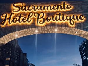 贝纳尔Hotel Boutique Sacramento的 ⁇ 虹灯标志读萨凡娜特拉精品酒店