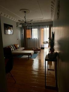 雅温得Residence Ethan Nji - Tropical Paradise的客厅配有沙发和桌子