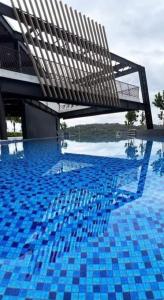 加影NuurAz Residensi Adelia 2, Bangi Avenue, Free wifi, Pool的游泳池中间设有长凳