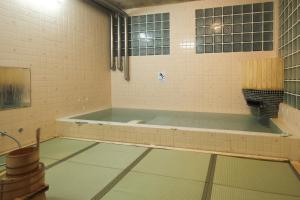 长野信州善光寺 薬王院的一间带浴缸的浴室