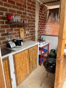 索里托斯Vista Palmeras的厨房设有柜台和砖墙