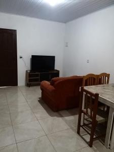 阿罗约多萨尔Casas no Balneário Pérola / Arroio do Sal的客厅配有沙发和桌子