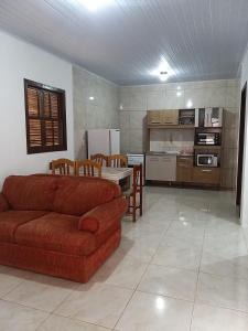 阿罗约多萨尔Casas no Balneário Pérola / Arroio do Sal的带沙发的客厅和厨房