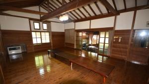 YumotoTabino Camping Base Akiu Tree House - Vacation STAY 23966v的一间大房间,中间设有长凳