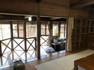 YumotoTabino Camping Base Akiu Tree House - Vacation STAY 23969v的一间设有玻璃门的房间和一间带桌子的房间