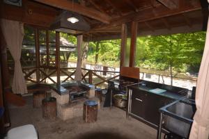 YumotoTabino Camping Base Akiu Tree House - Vacation STAY 23970v的客房设有带水槽的厨房和书桌。