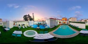萨利纳斯Hotel Villa Del Mar的一个带椅子的室外游泳池以及一个度假酒店