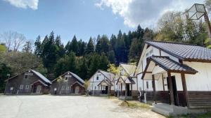 大崎市Tabino Camping Base Kami Yuland - Vacation STAY 52575v的停车场旁边的一组房子