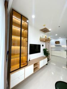 Amy Apartment in Nera Garden Hue的电视和/或娱乐中心