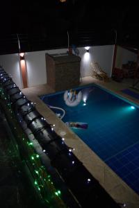 通苏帕Casa privada en Tonsupa con piscina的夜间游泳池周围灯光环绕