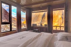 香格里拉虎跳峡卓玛客栈的山景卧室 - 带1张床