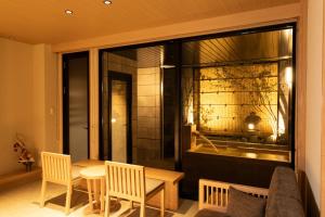 奈良Aristo Bldg 3rd floor - Vacation STAY 23025v的客房设有桌椅和大窗户。
