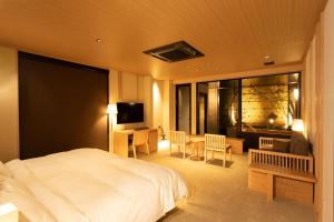 奈良Aristo Bldg 3rd floor - Vacation STAY 23025v的一间带大床的卧室和一间客厅